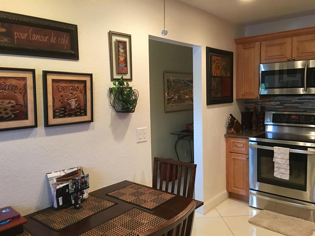 CRESTHAVEN TOWNHOMES SEC 5 CONDO - Residential