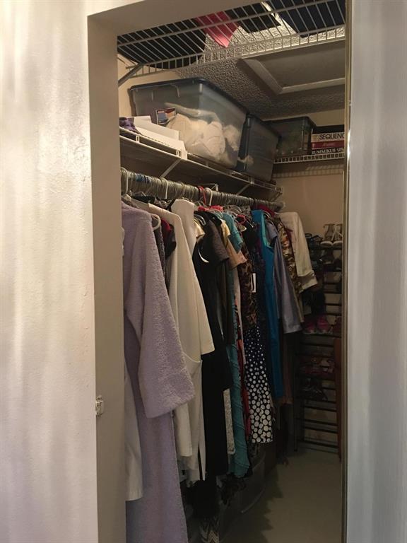 CRESTHAVEN TOWNHOMES SEC 5 CONDO - Residential