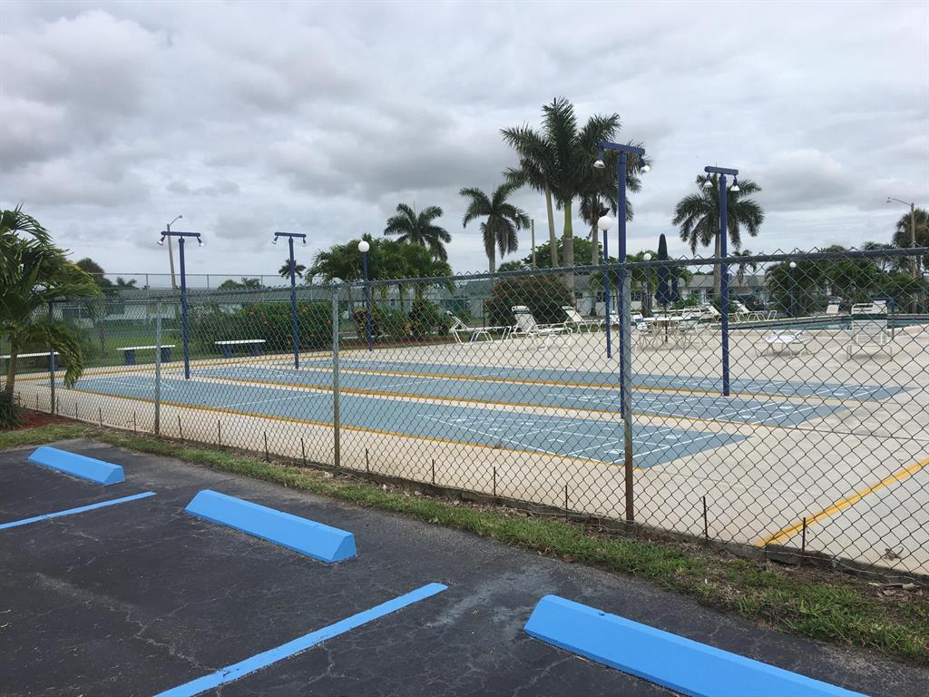 CRESTHAVEN TOWNHOMES SEC 5 CONDO - Residential