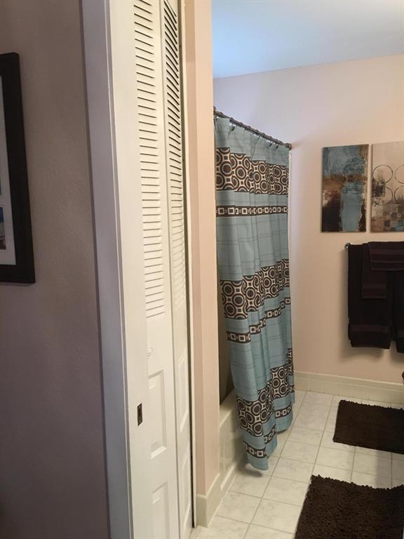 CRESTHAVEN TOWNHOMES SEC 5 CONDO - Residential