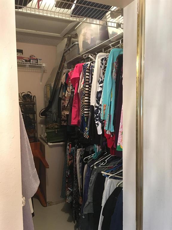 CRESTHAVEN TOWNHOMES SEC 5 CONDO - Residential