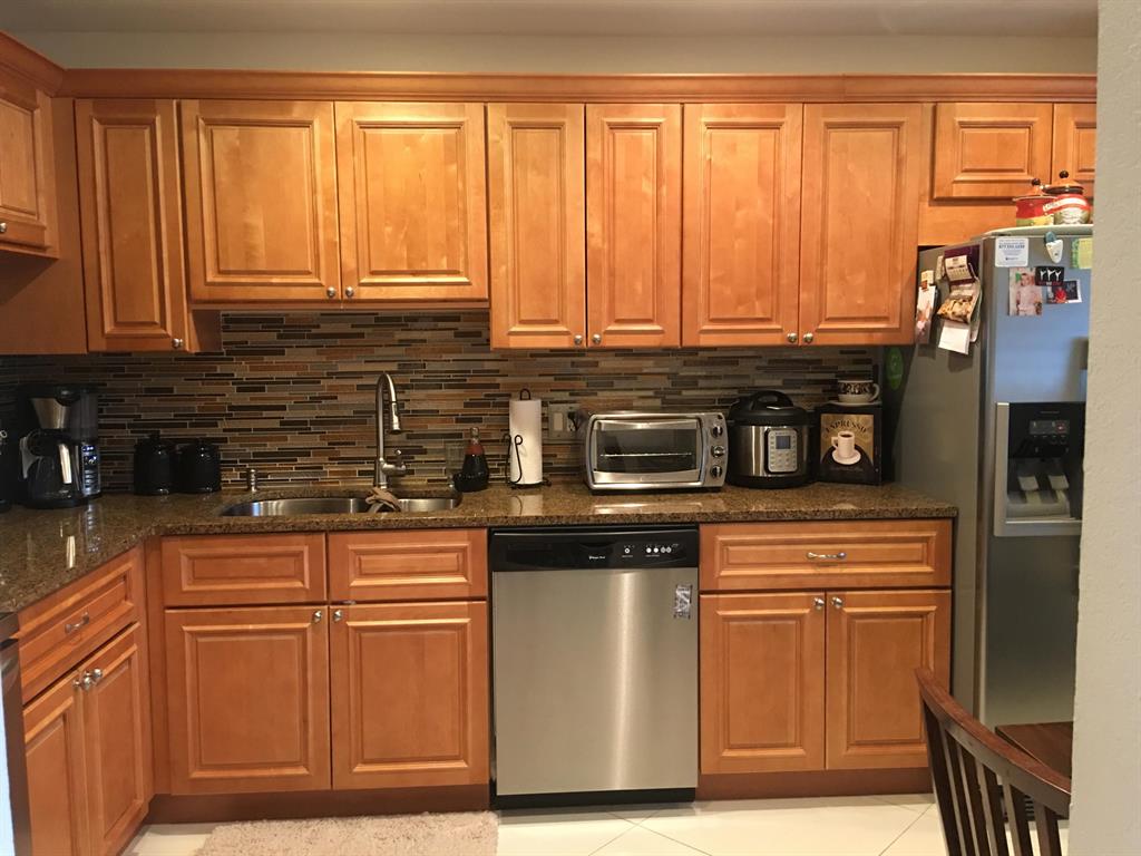 CRESTHAVEN TOWNHOMES SEC 5 CONDO - Residential