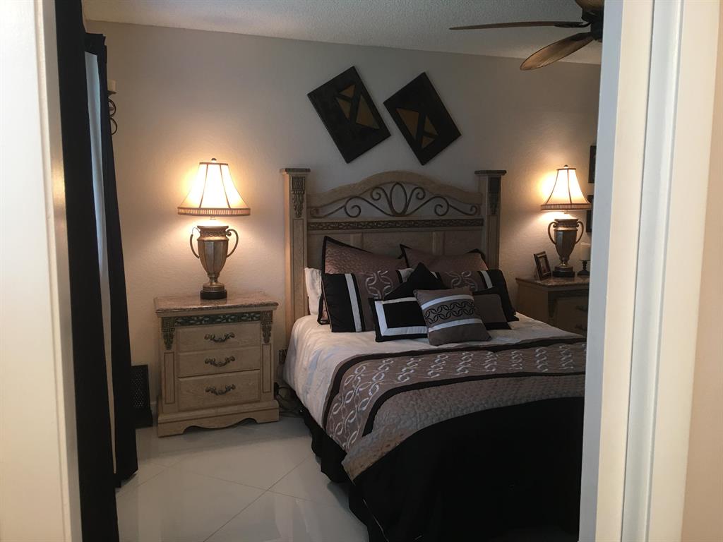 CRESTHAVEN TOWNHOMES SEC 5 CONDO - Residential