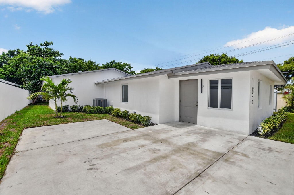 Photo of 182 SW 6 Street, Deerfield Beach, FL 33441 (MLS # B26070719)