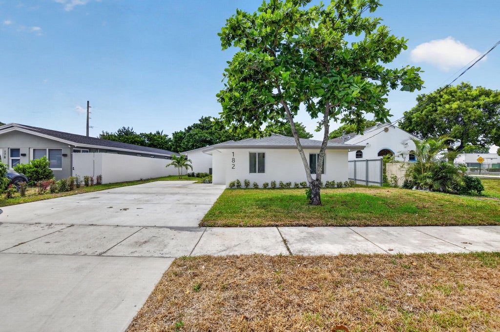 Photo of 182 SW 6 Street, Deerfield Beach, FL 33441 (MLS # B26070719)
