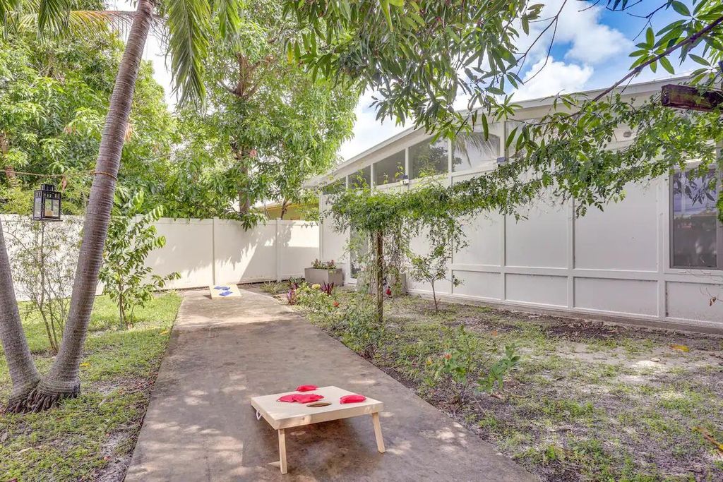 Photo of 124 SW 2nd Street, Hallandale Beach, FL 33009 (MLS # B26040215)