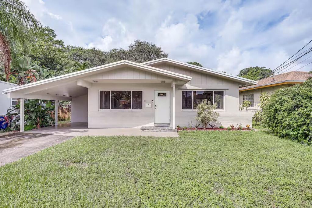 Photo of 124 SW 2nd Street, Hallandale Beach, FL 33009 (MLS # B26040215)