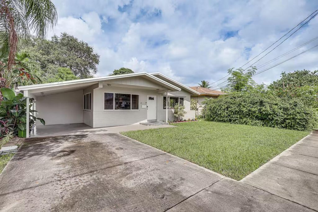 Photo of 124 SW 2nd Street, Hallandale Beach, FL 33009 (MLS # B26040215)
