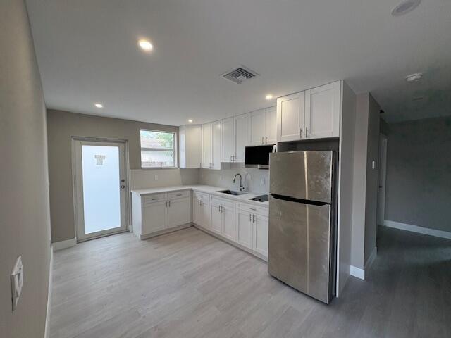 Beautifull 2 Bed/1 Bath apartment in very quiet neiborhood, new construction, everything is new.Private fence patio.Laundry onsite.Owner pay for all utilities.Pets welcome.