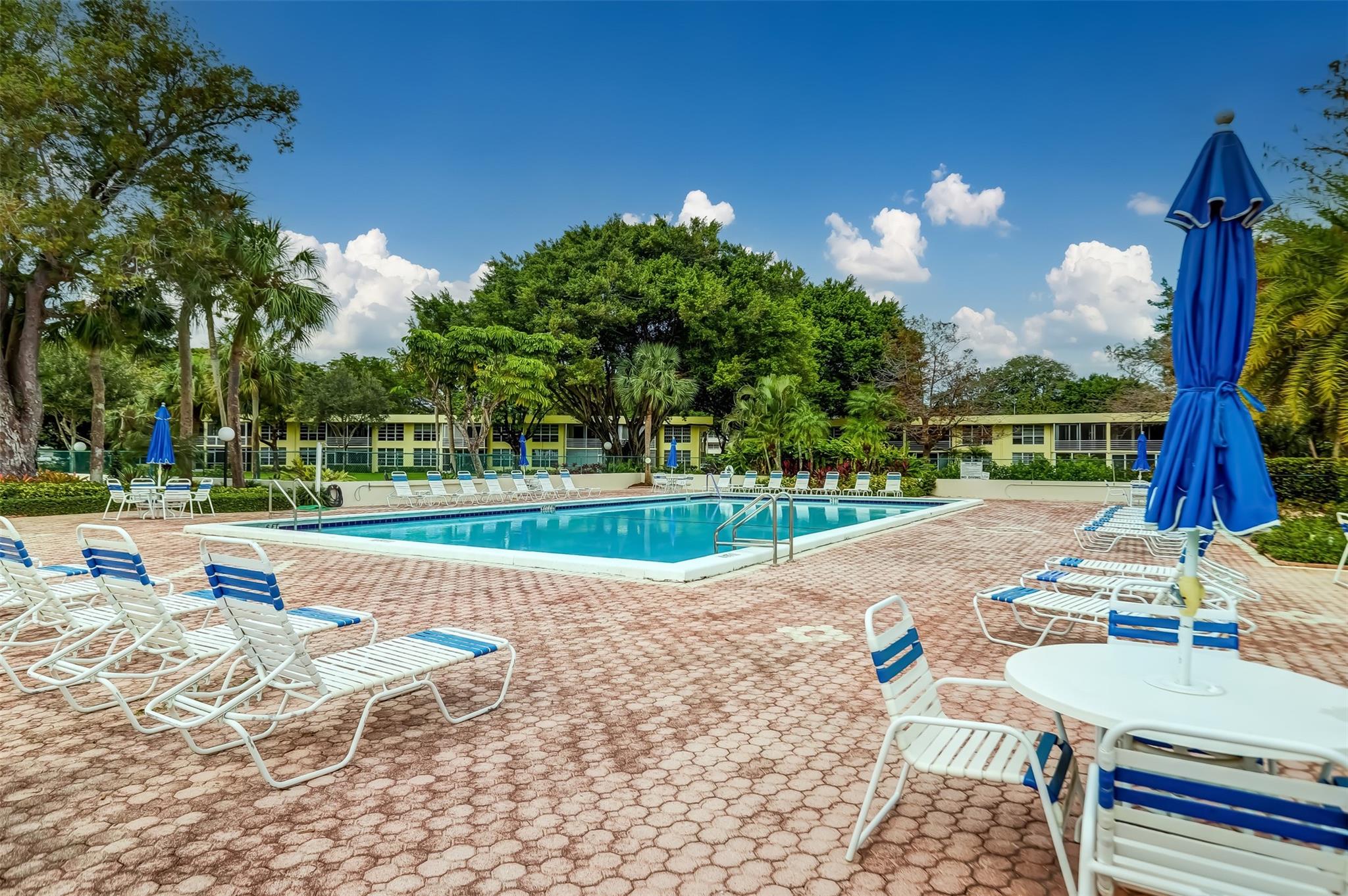 PALM-AIRE COUNTRY - Residential