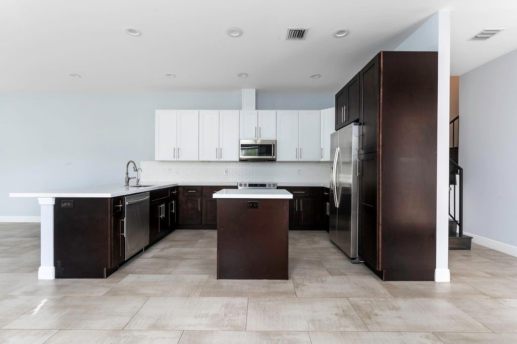 Photo of 1031 NE 13th Avenue, Fort Lauderdale, FL 33304 (MLS # R11150959)