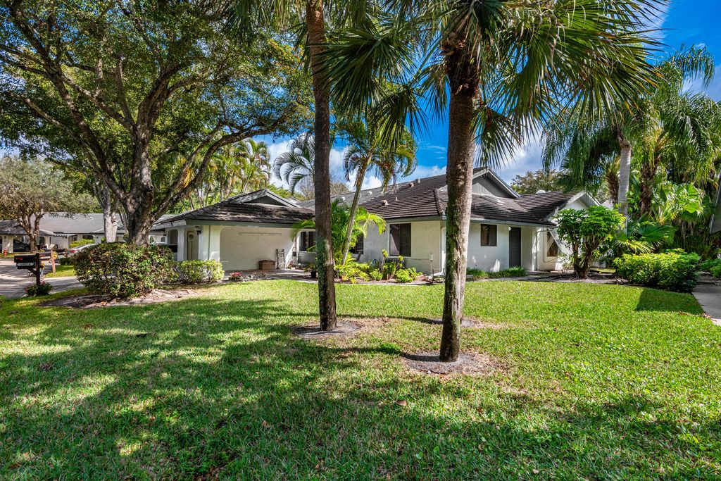 Photo of 10074 Hickorywood Place, Boynton Beach, FL 33437 (MLS # B26001048)