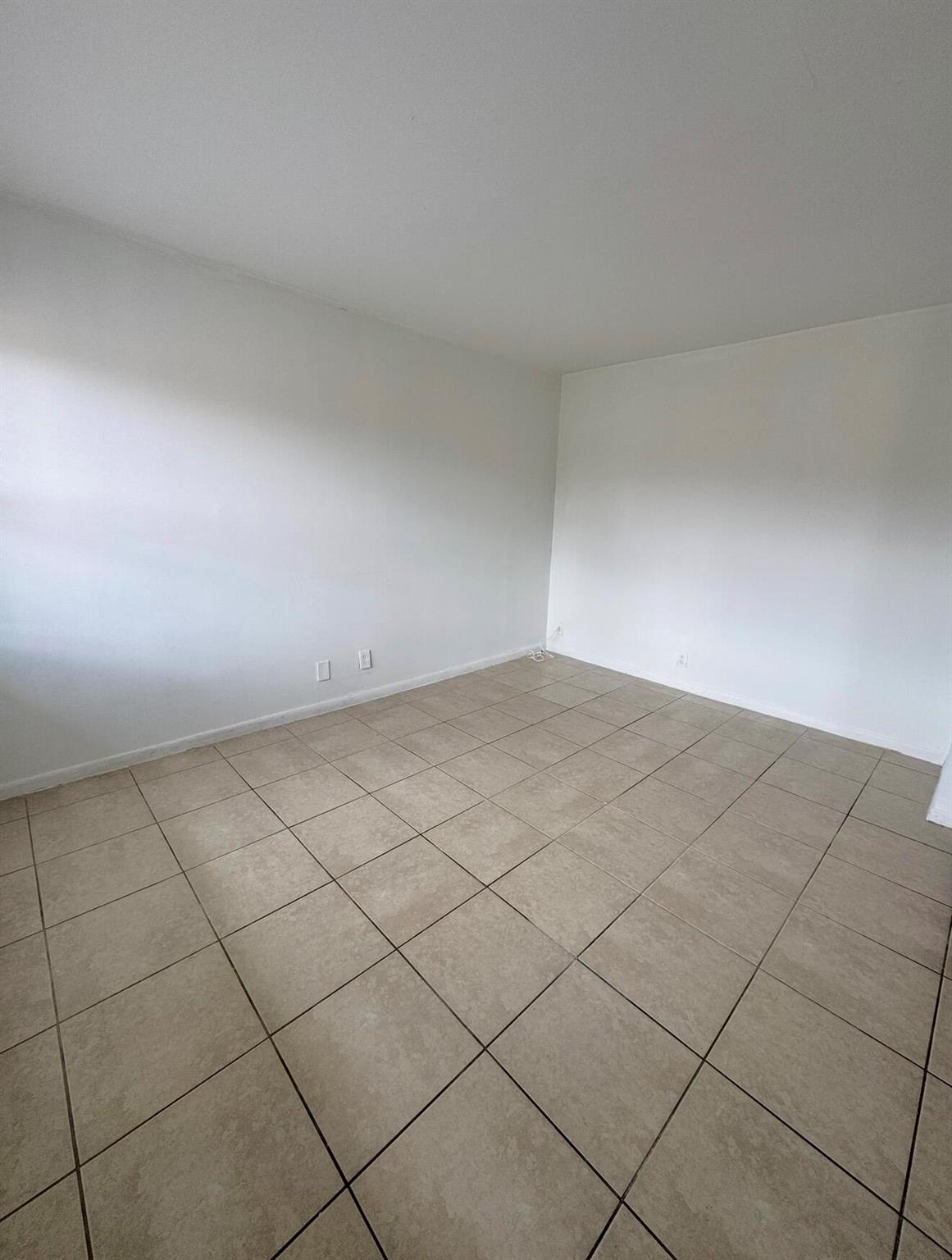 COURTS AT OAKLAND PARK - Residential Lease