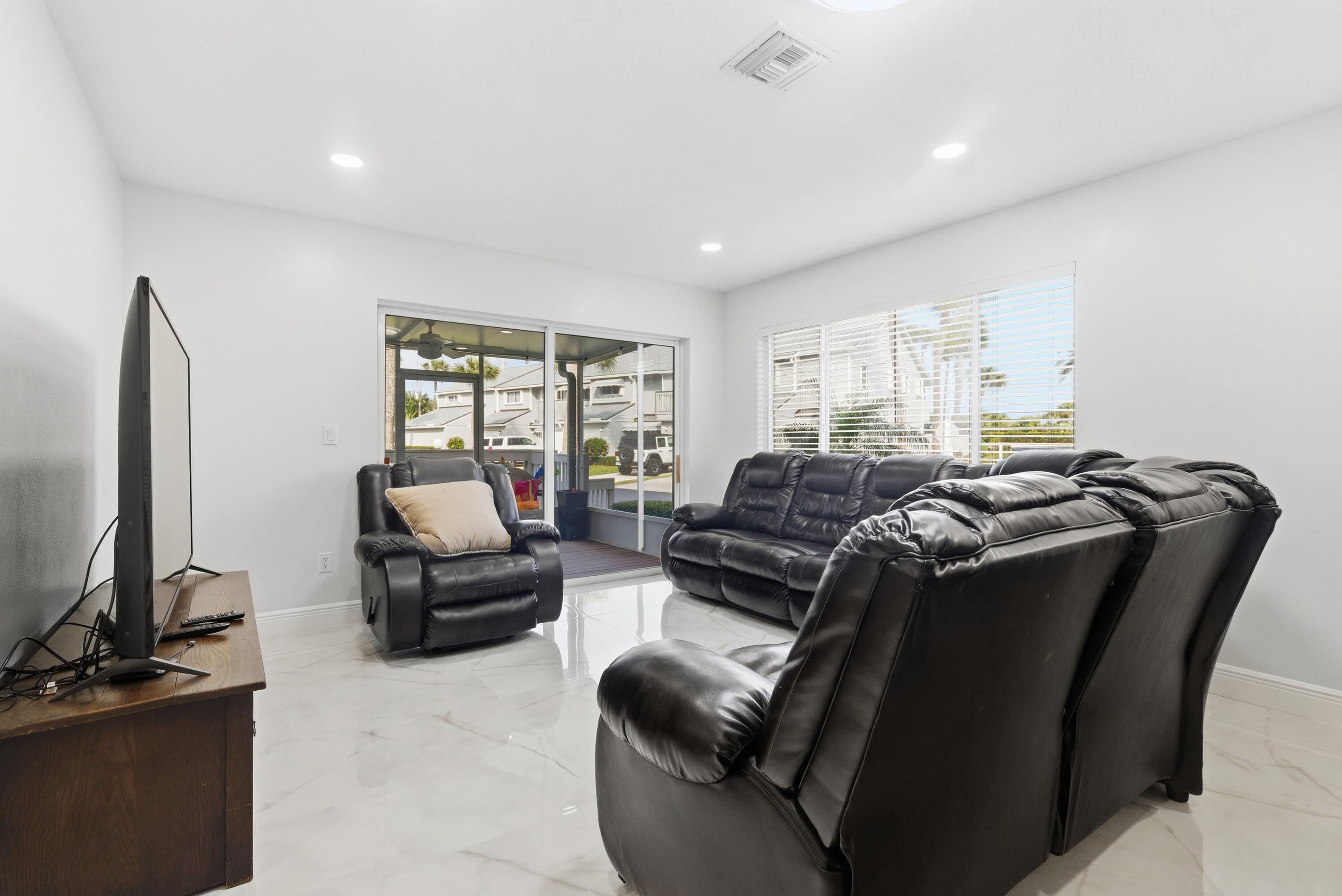 BREAKERS LANDING, A CONDOMINIUM - Residential Lease