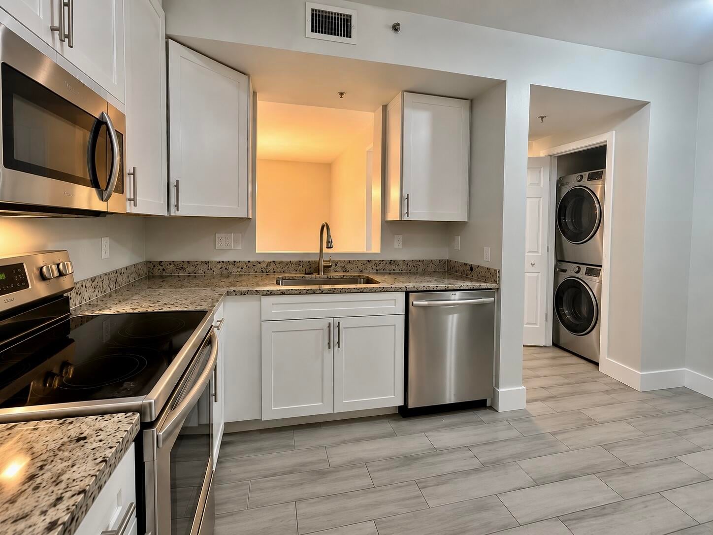 1161 GOLDEN LAKES Boulevard 1316