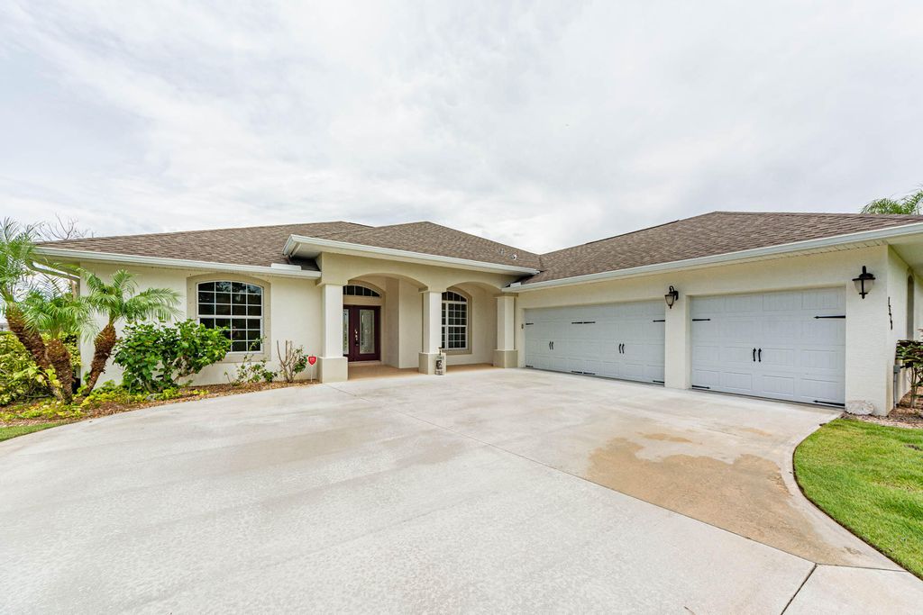 Photo of 1578 Eagles Circle, Sebastian, FL 32958 (MLS # R11006938)
