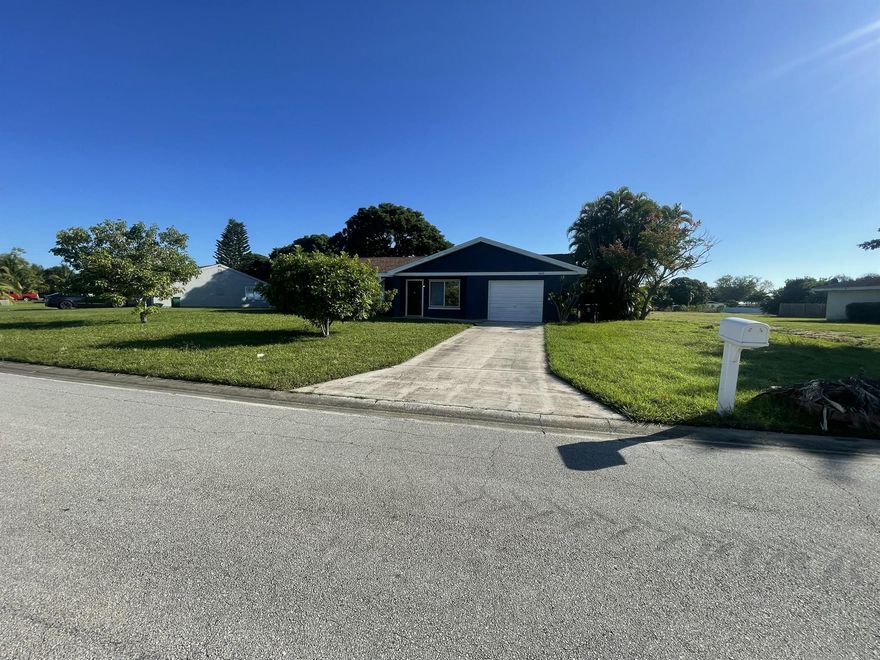 Come see this beautiful 3 bedroom 2 bath home in the heart of the Treasure Coast. 15 minutes to the beaches, 20 minutes to Historic Downtown Stuart and all of the shopping it has to offer. Can't miss this opportunity. NO SMOKING