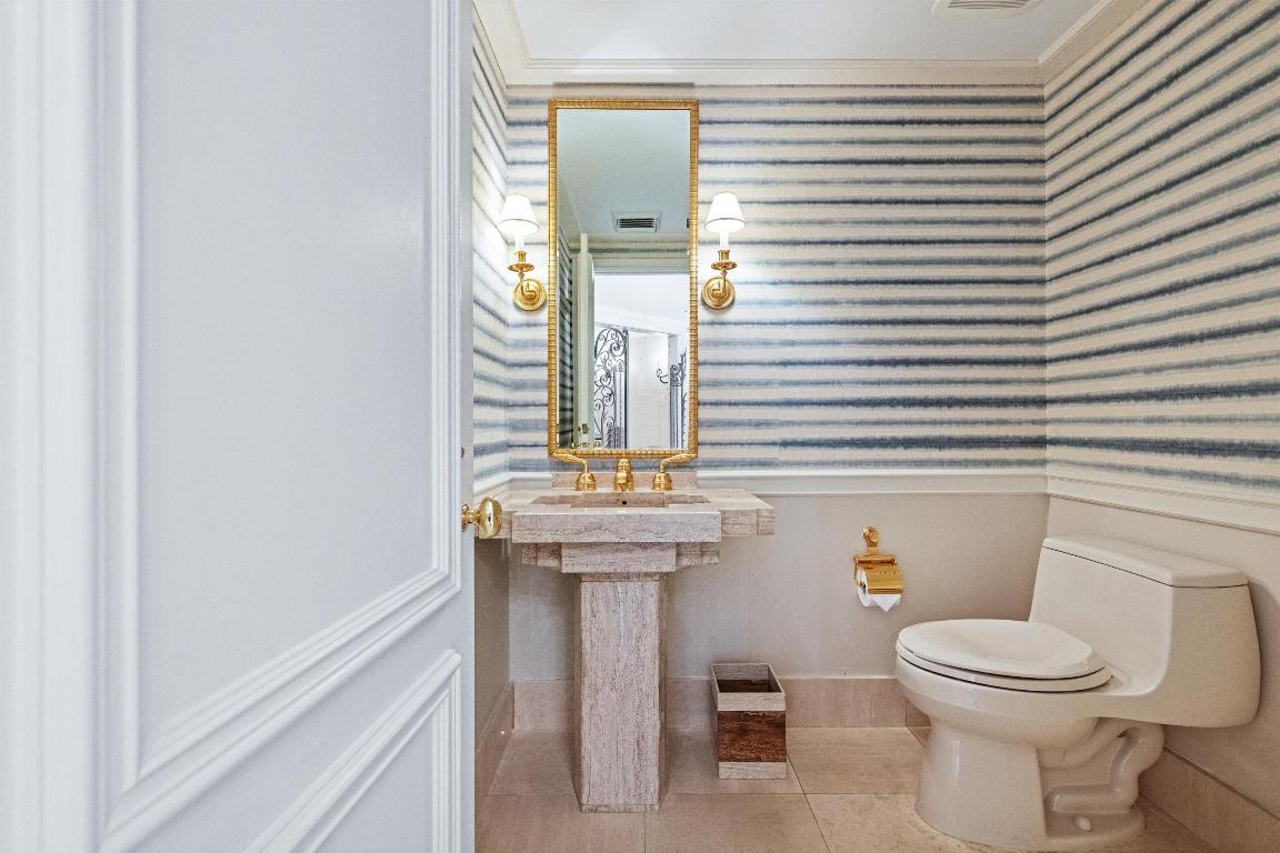 L ERMITAGE PALM BEACH COND DECL FILED 10-7-85 IN - Residential