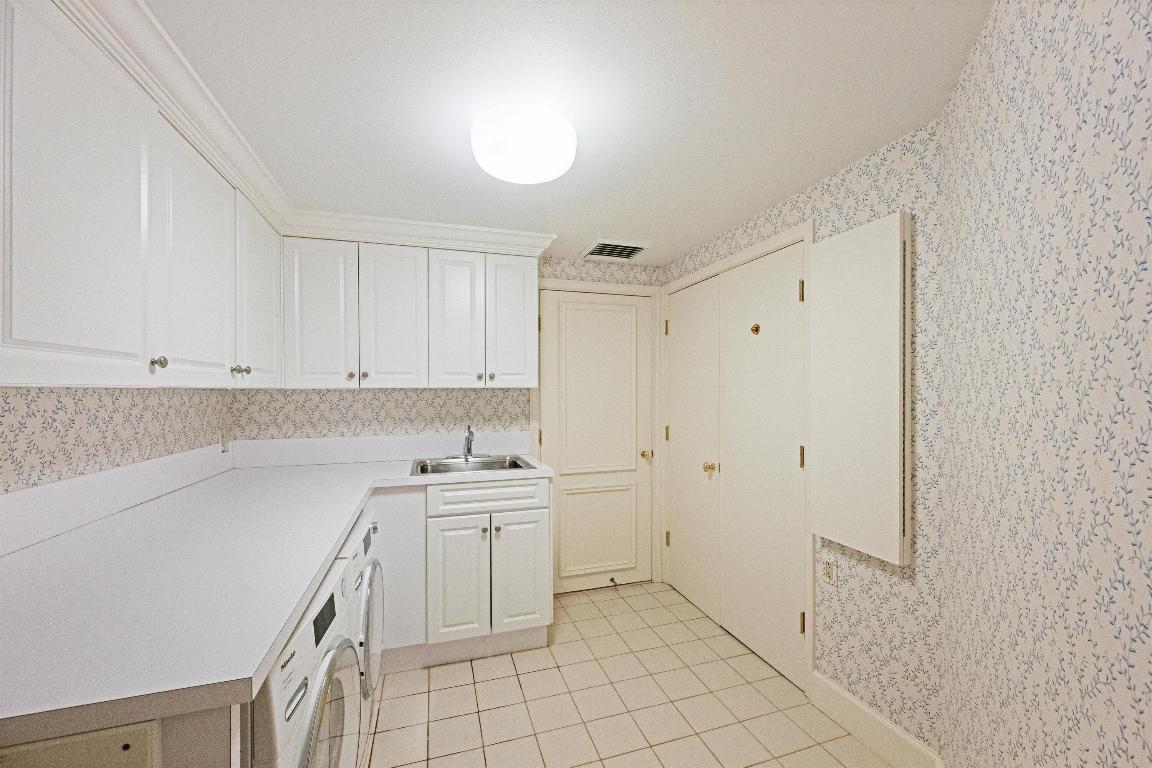 L ERMITAGE PALM BEACH COND DECL FILED 10-7-85 IN - Residential