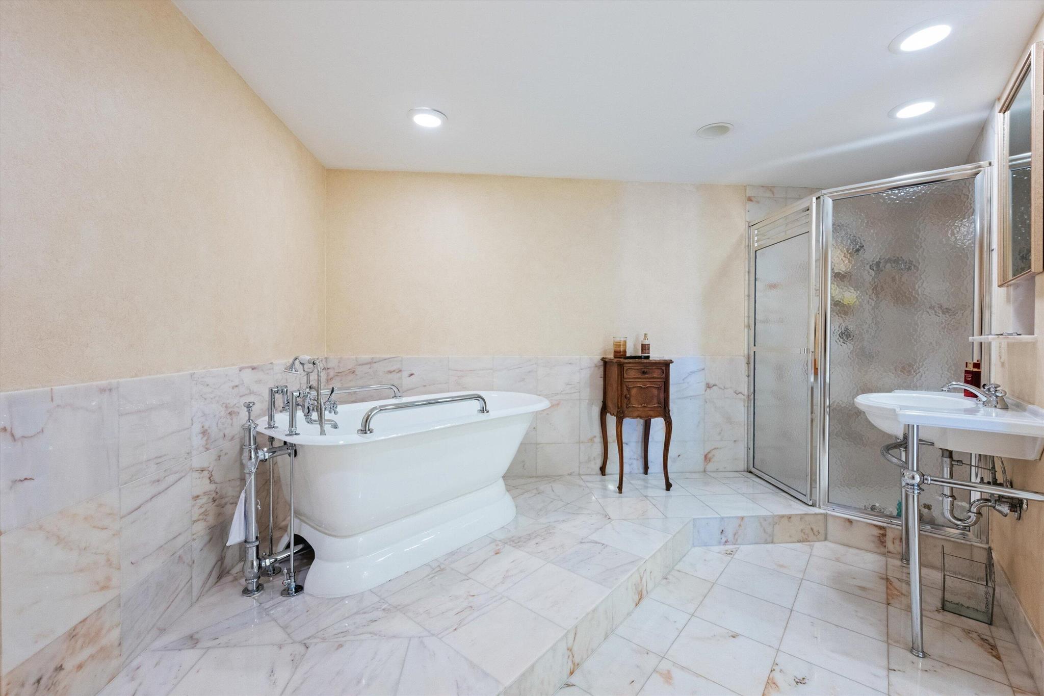 L ERMITAGE PALM BEACH CON - Residential