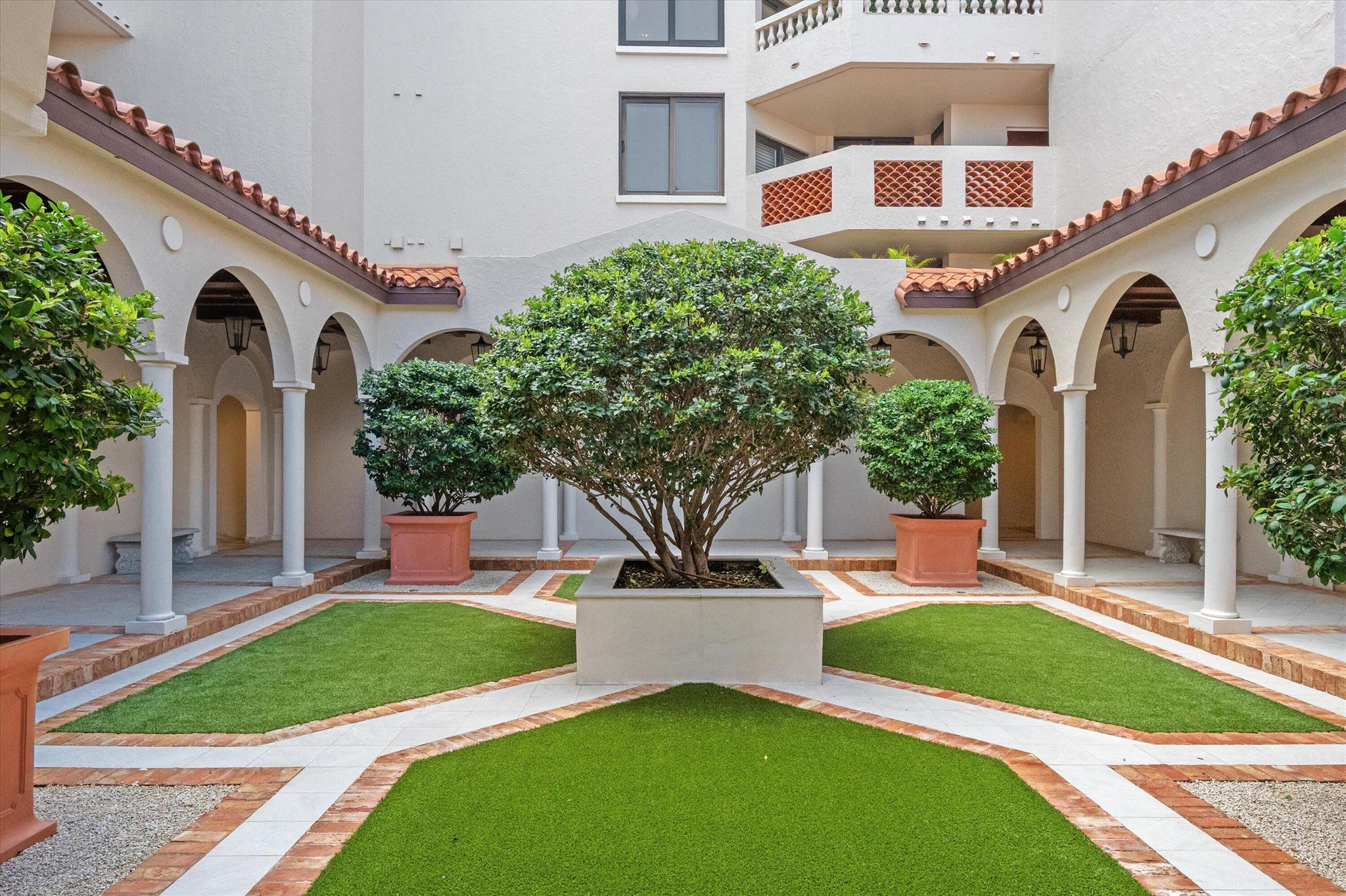 L ERMITAGE PALM BEACH CON - Residential