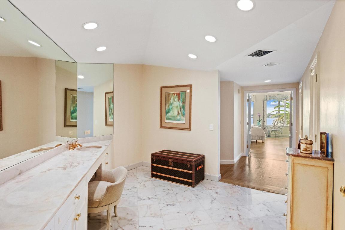 L ERMITAGE PALM BEACH COND DECL FILED 10-7-85 IN - Residential