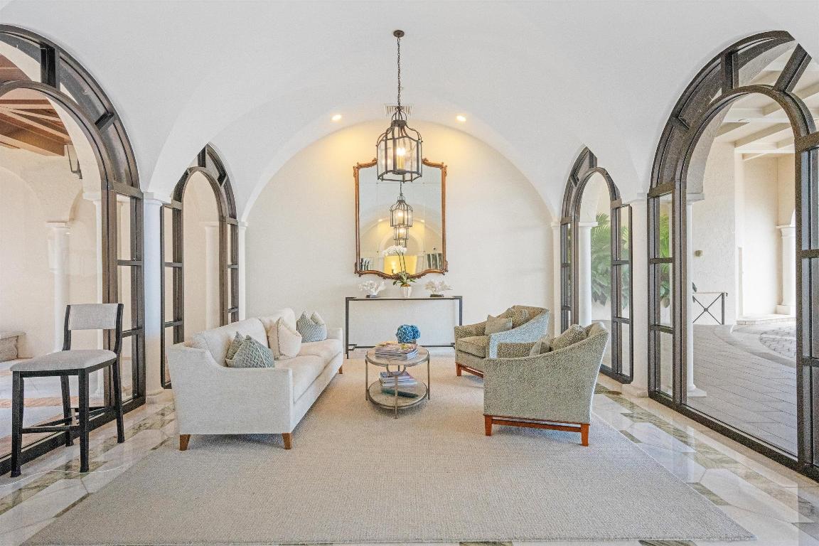 L ERMITAGE PALM BEACH COND DECL FILED 10-7-85 IN - Residential