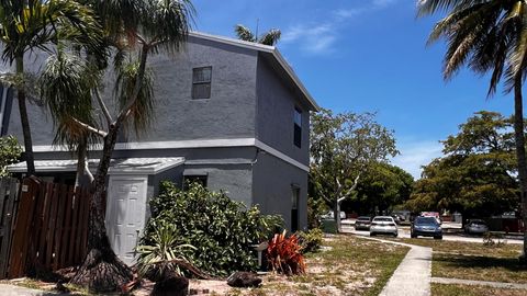 14 Crossings Circle H Boynton Beach FL 33435