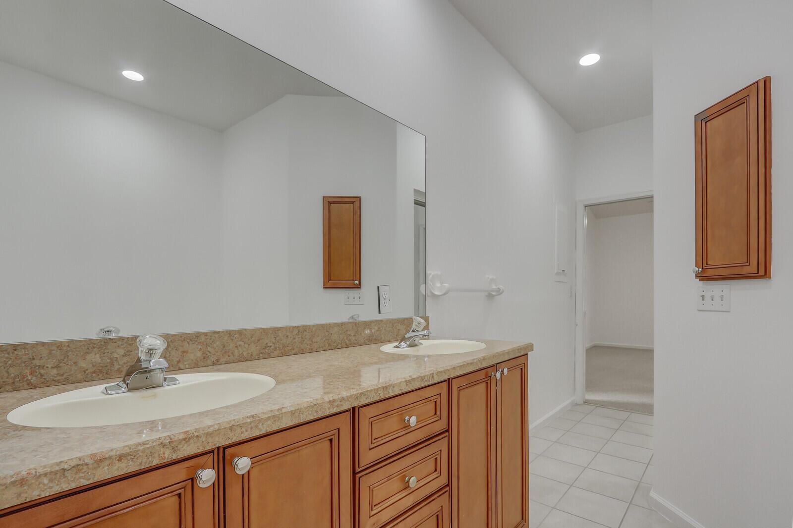 ARMOUR MANOR - Residential Lease