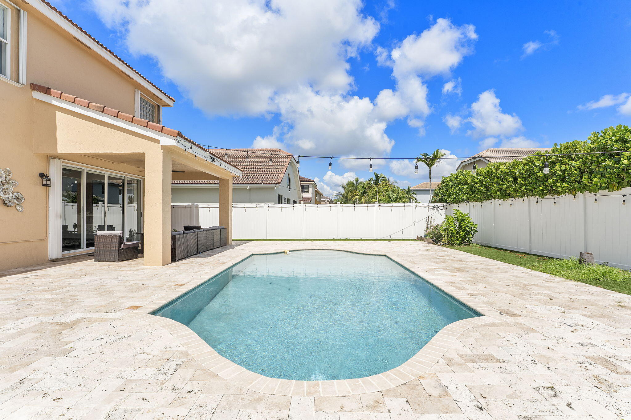 HEFTLER HOMES AT PEMBROKE SHORES - Residential