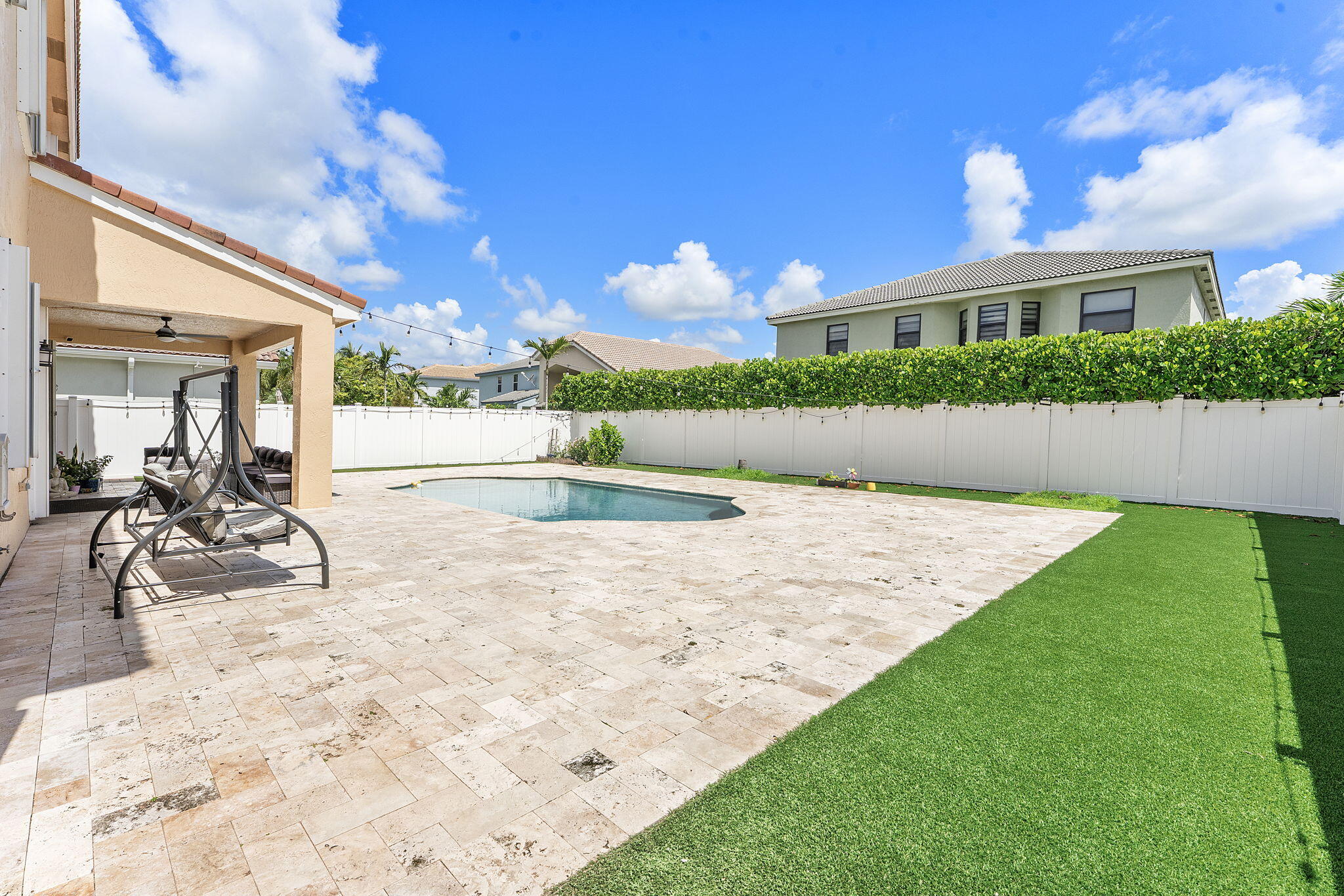 HEFTLER HOMES AT PEMBROKE SHORES - Residential