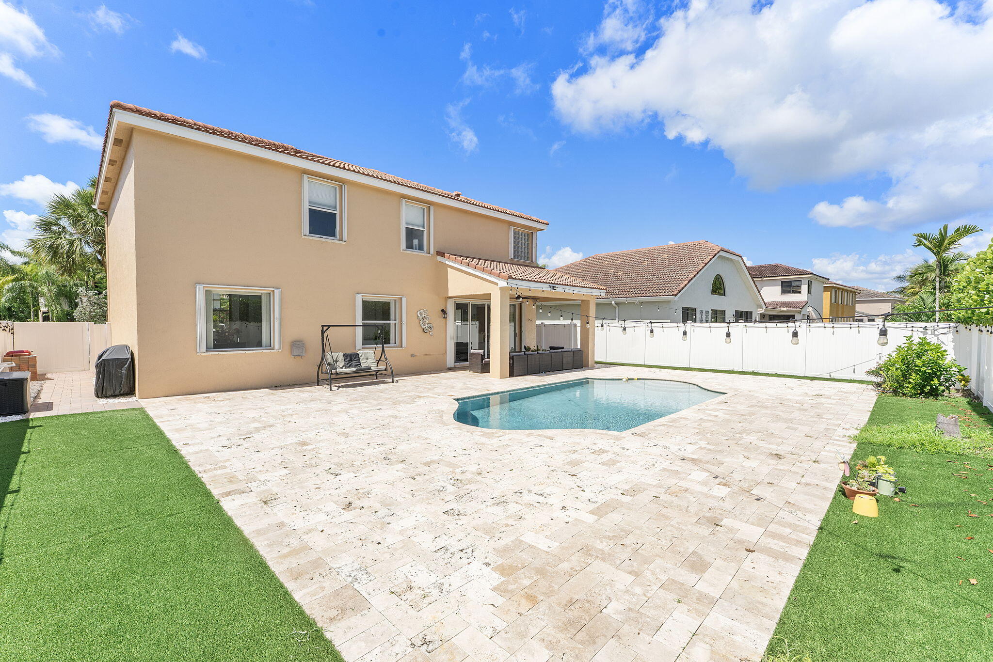 HEFTLER HOMES AT PEMBROKE SHORES - Residential