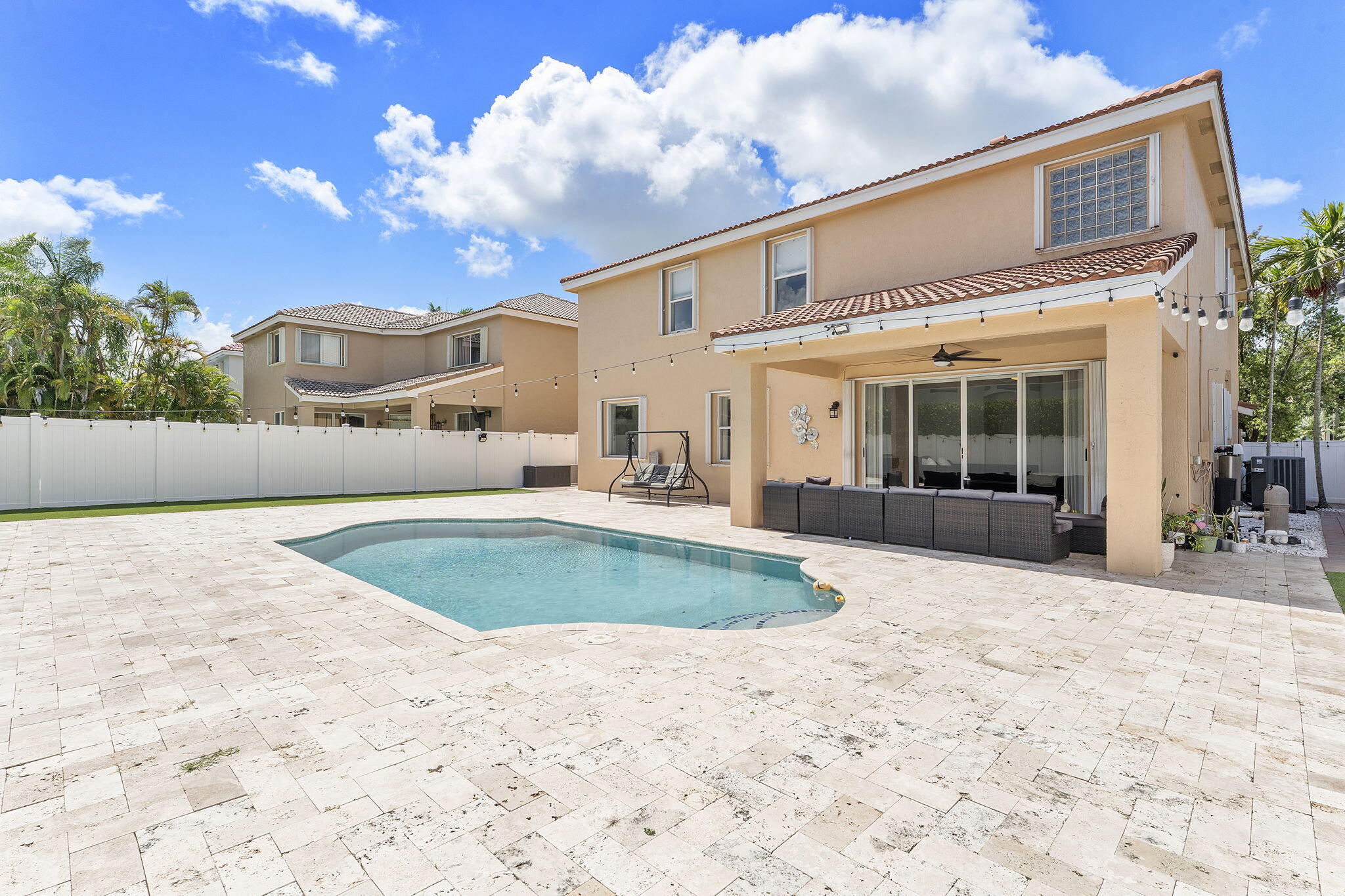HEFTLER HOMES AT PEMBROKE SHORES - Residential