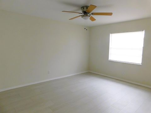 Condominium in Fort Pierce FL 6016 Indrio Road Rd 5.jpg