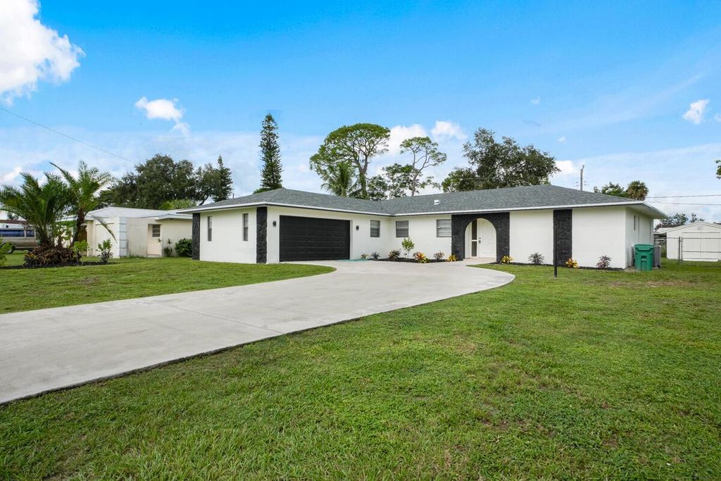 Photo of 417 SE Tranquilla Avenue, Port Saint Lucie, FL 34983 (MLS # R11127201)