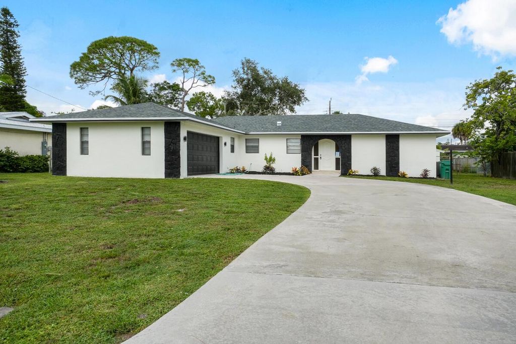 Photo of 417 SE Tranquilla Avenue, Port Saint Lucie, FL 34983 (MLS # R11127201)