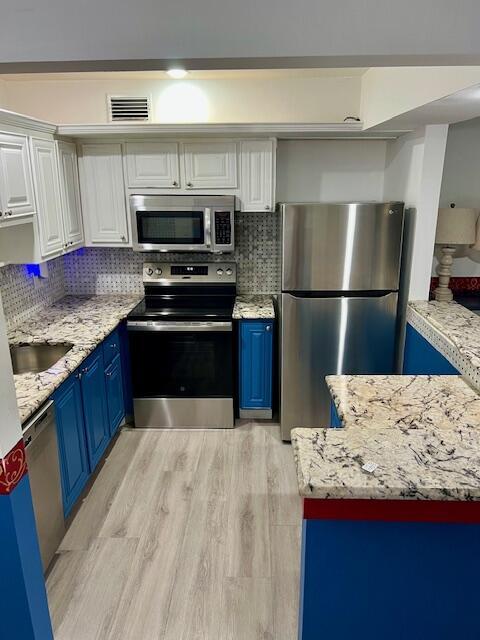 1 BR FIRST FLOOR Fully Furnished condo in fabulous location available for ANNUAL rental. Spacious BR has King. Peaceful Lanai overlooks Carlin Park. Central Air. 55+ Community adjacent to Carlin Park and the BEACH! Walking Trail, Pickleball + Tennis just a short walk! Heated Community Pool. Walk to Publix, Restaurants and The Maltz Theatre. Turnkey-everything that you need to simply unpack and enjoy! Seasonal/Winter available for $3000/mo.