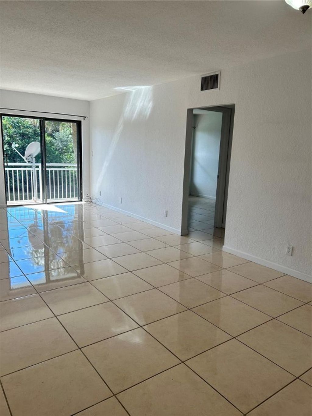 Photo of 405 S Pine Island Road #205D, Fort Lauderdale, FL 33324 (MLS # F10466012)