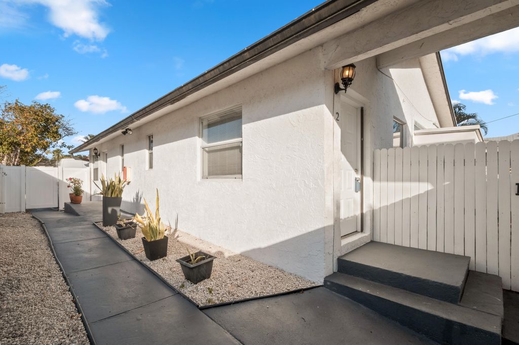 Photo of 818 NE 14th Place #2, Fort Lauderdale, FL 33304 (MLS # B26001887)