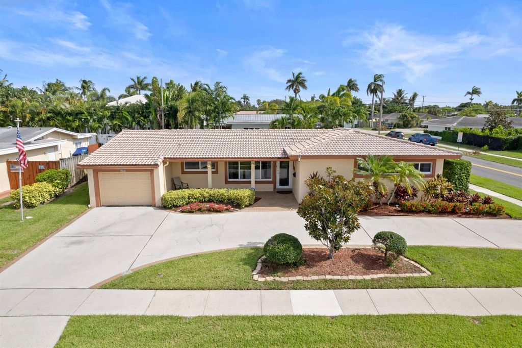Photo of 1098 W Camino Real Real, Boca Raton, FL 33486 (MLS # R11002120)