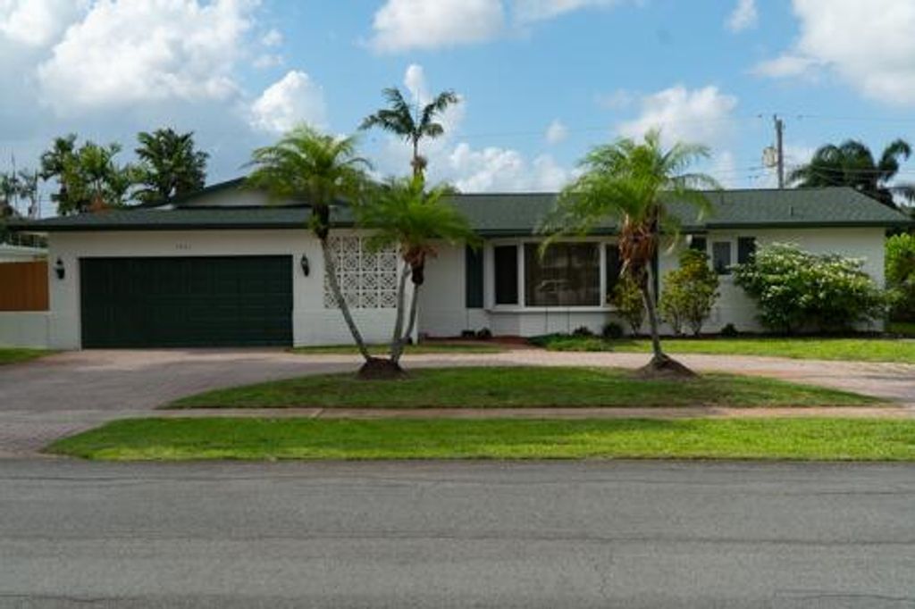 Photo of 5541 SW 7th Street, Plantation, FL 33317 (MLS # B26034961)