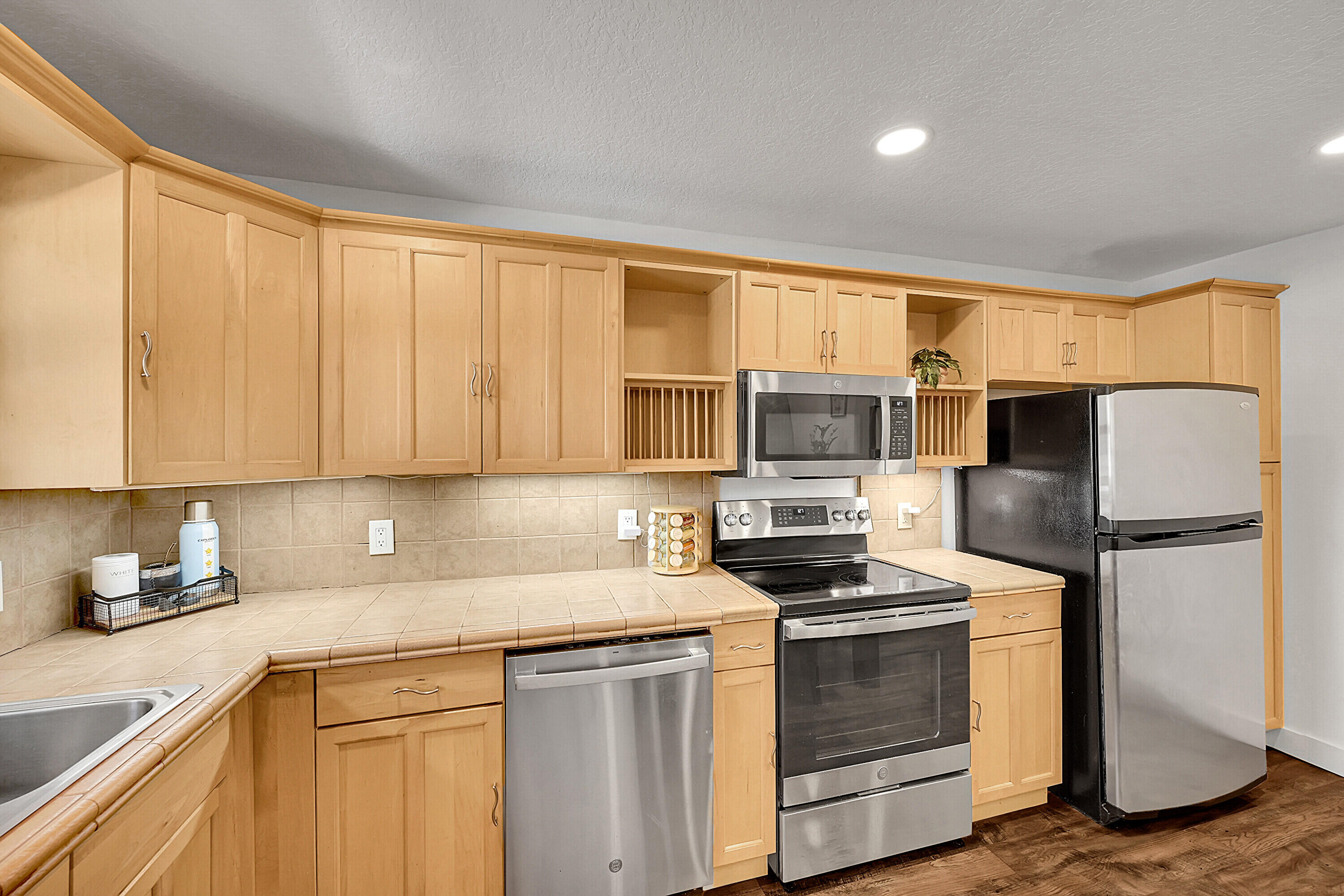 HARBOR'S EDGE OF POMPANO - Residential Lease