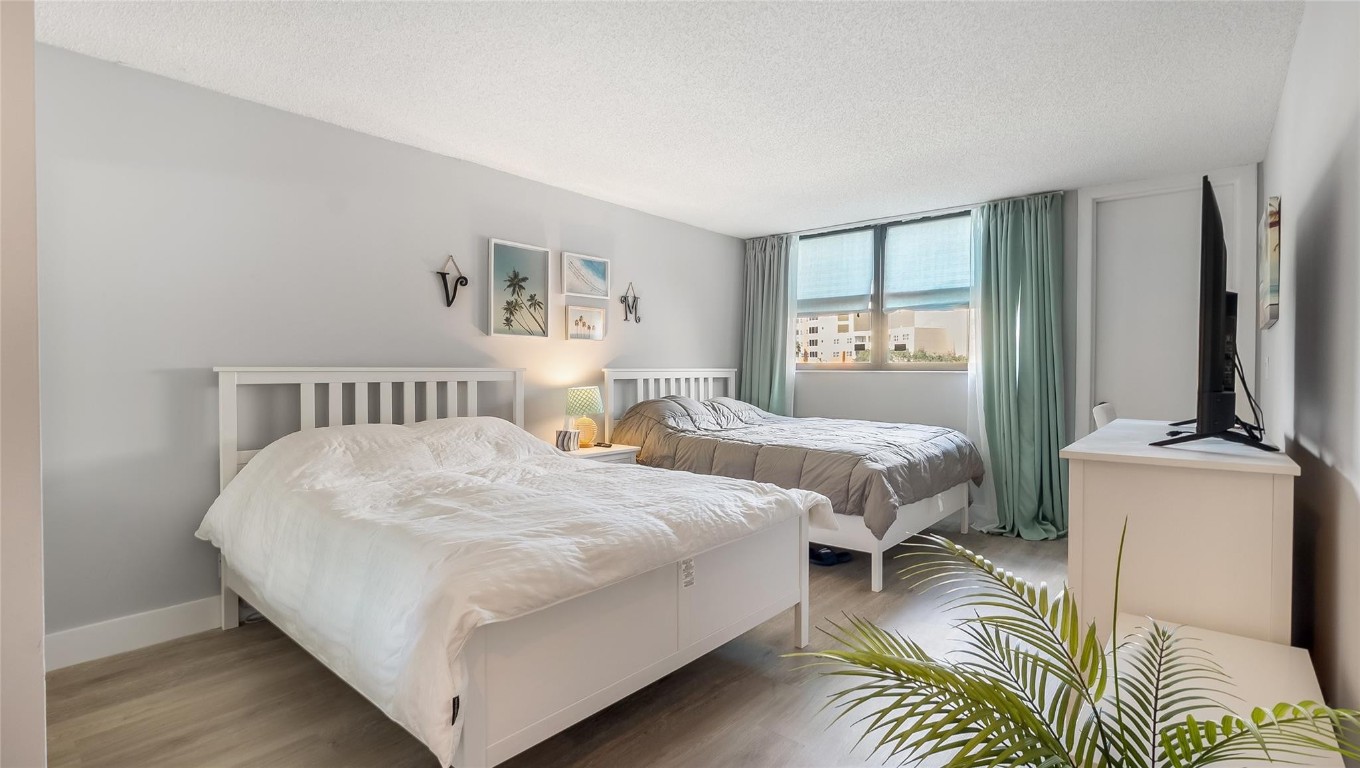 Country Club Apts at Bona - Residential