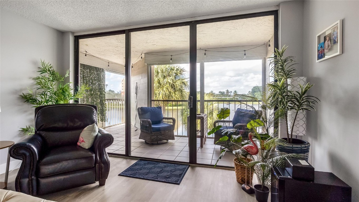 Country Club Apts at Bona - Residential