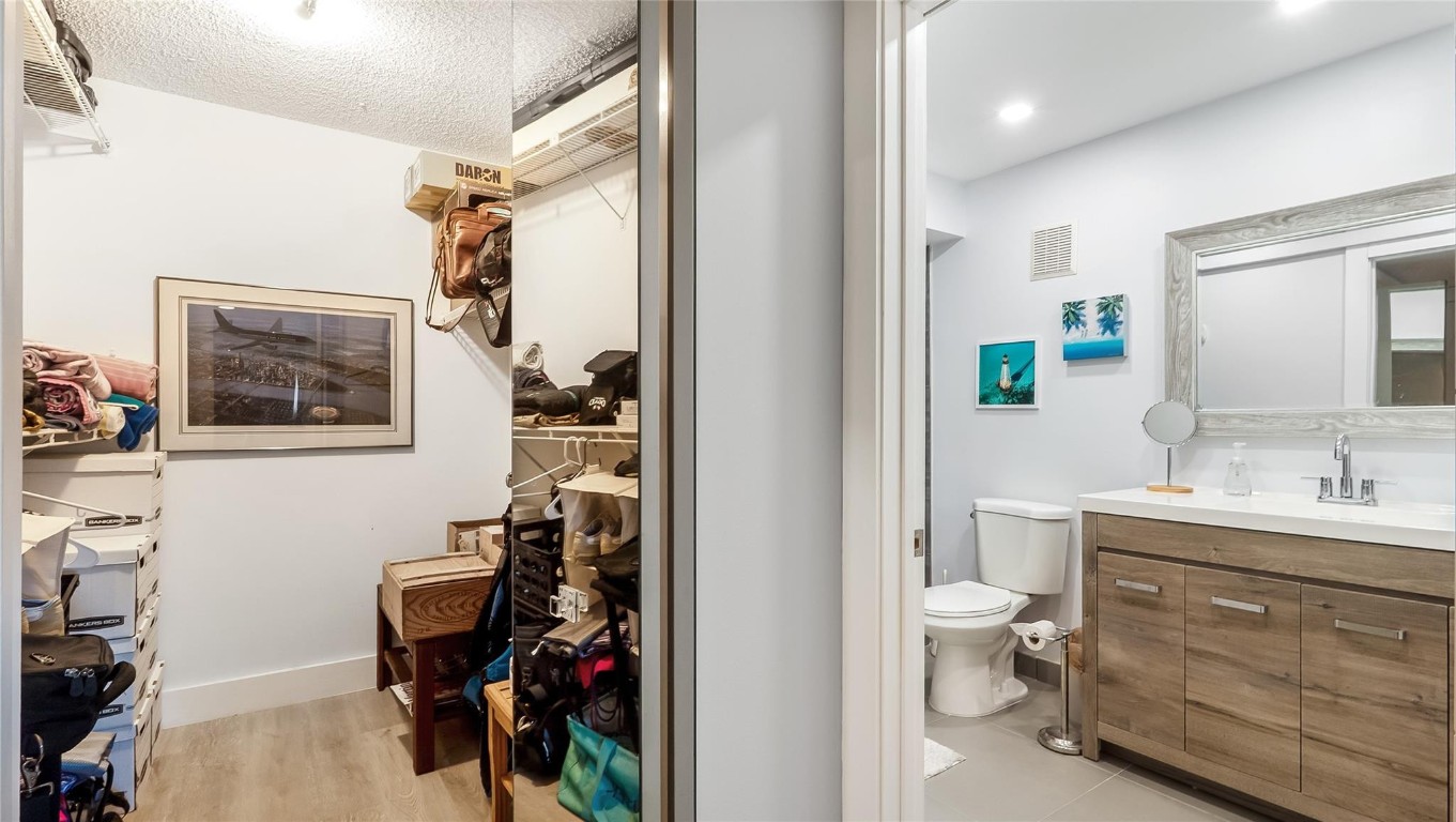 Country Club Apts at Bona - Residential