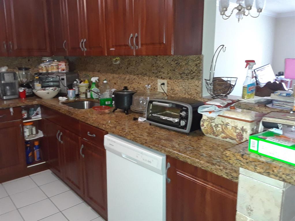 HERITAGE CIRCLE CONDO - Residential