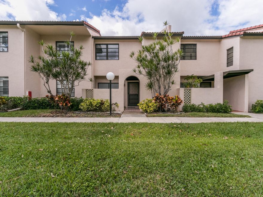 Renovated townhouse with spectacular lake views!!  Beautifully redone, move right in.  Great location!