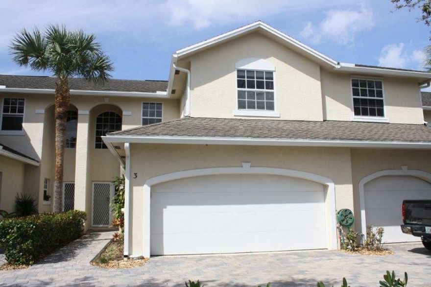 Light and bright townhouse with master on the first floor. Walk in to living room with beautiful high ceilings.  Located in the heart of Tequesta, close to Constitution Park.Title and wood flooring throughout the property. Enjoy the community pool.Close to restaurants, parks, shopping and more!