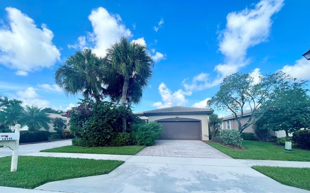 Photo of 10749 Royal Caribbean Circle, Boynton Beach, FL 33437 (MLS # R10750077)