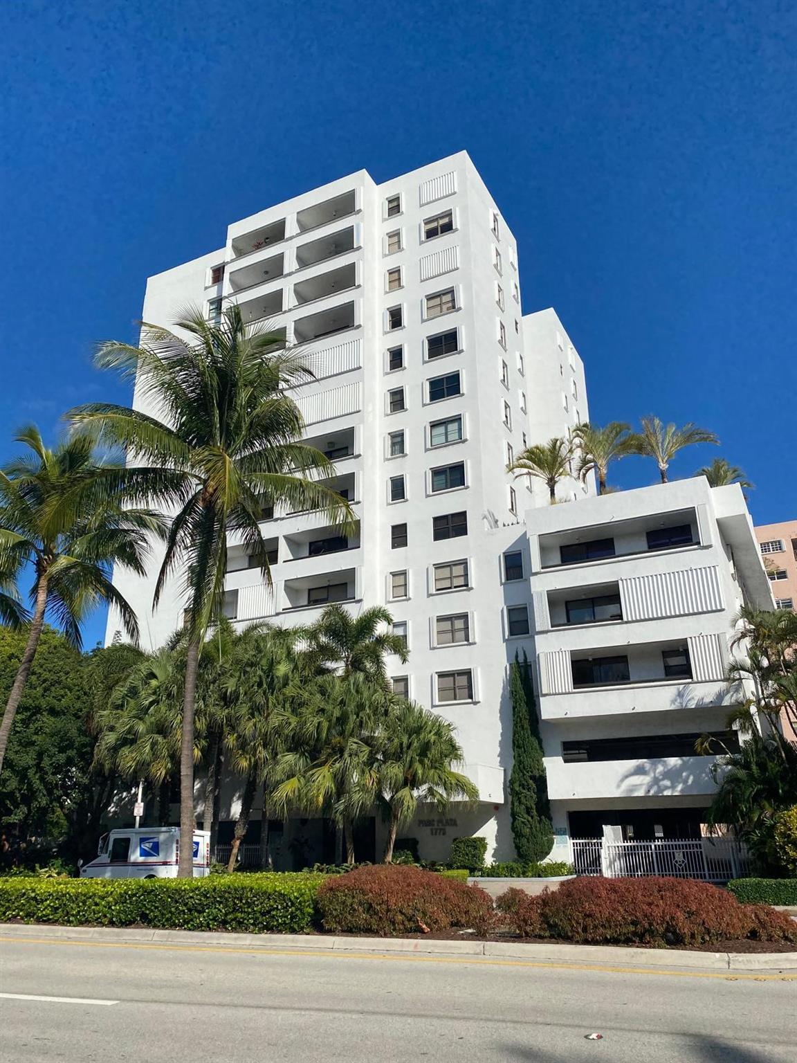 Beautiful 2 bedroom, 2 bathroom with assigned parking plus bike room, remodeled kitchen with stainless steel appliances, nice walk-in-closet and washer and dryer unit. It can be rented yearly only. The recently refreshed and well-kept Parc Plaza condominium, a minute away of Lincoln Road and the ocean boardwalk across from The Jackie Gleason Theatre. Great South-East corner unit and location with high walk ability, secure building with 24/7 Doorman, sauna, heated swimming pool, state-of-the-art gym, social room with pool table, and meditation garden. Available in October 1st. It won't last!